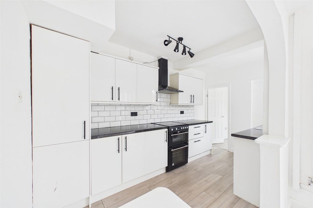 Property photo 3 of 11 Cam03736G0-Pr0257-Still007.Jpg