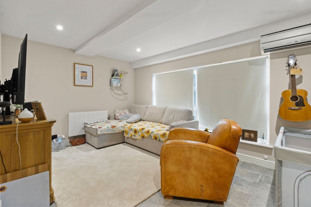 Property photo 2 of 14 Lounge