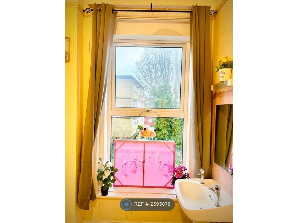 Property photo 3 of 27 Room 9 @ £495 Pcm