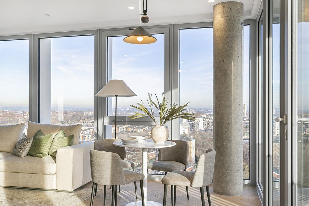 Property photo 3 of 20 Dining Room