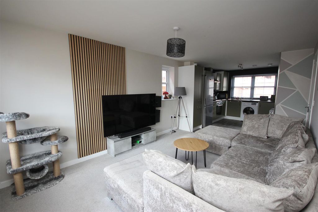 Property photo 3 of 11 Through Lounge.Jpg