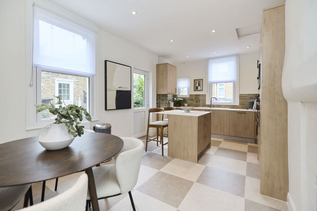 Property photo 1 of 7 Kitchen 3