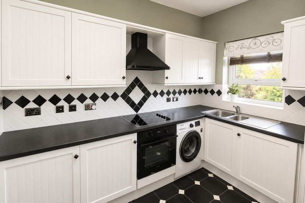 Property photo 2 of 10 Kitchen