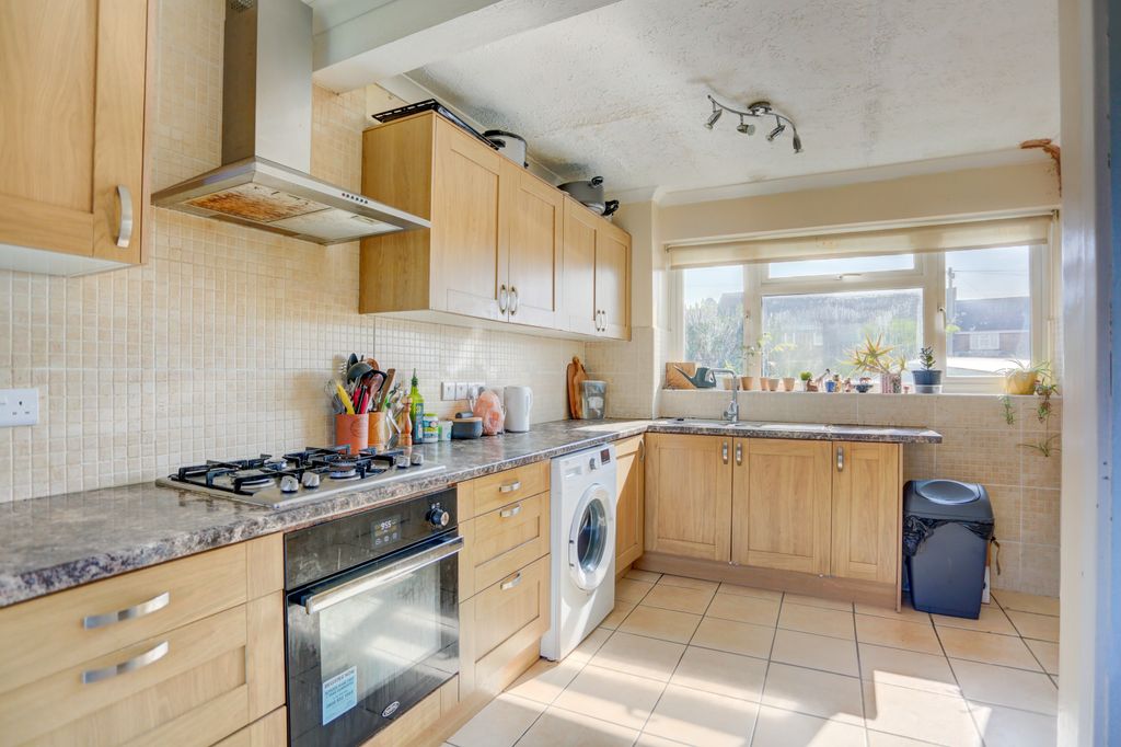Property photo 3 of 17 Kitchen2
