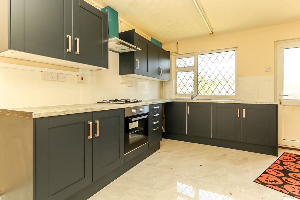 Property photo 3 of 8 Kitchen