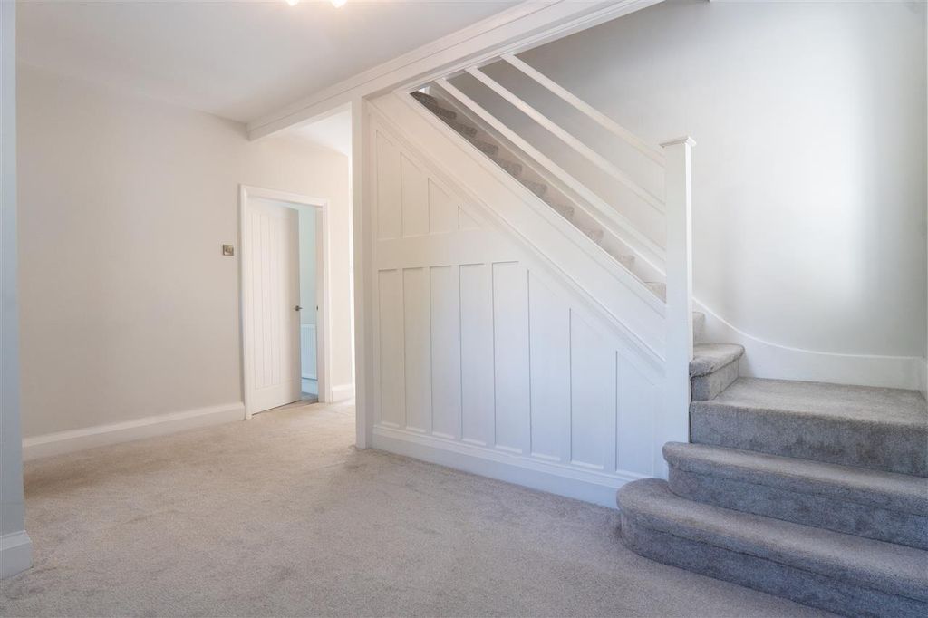 Property photo 2 of 16 Entrance Hall