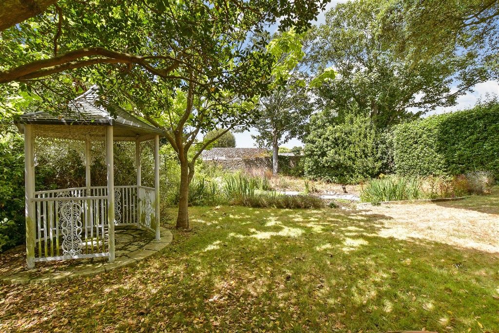 Property photo 1 of 21 Front Garden