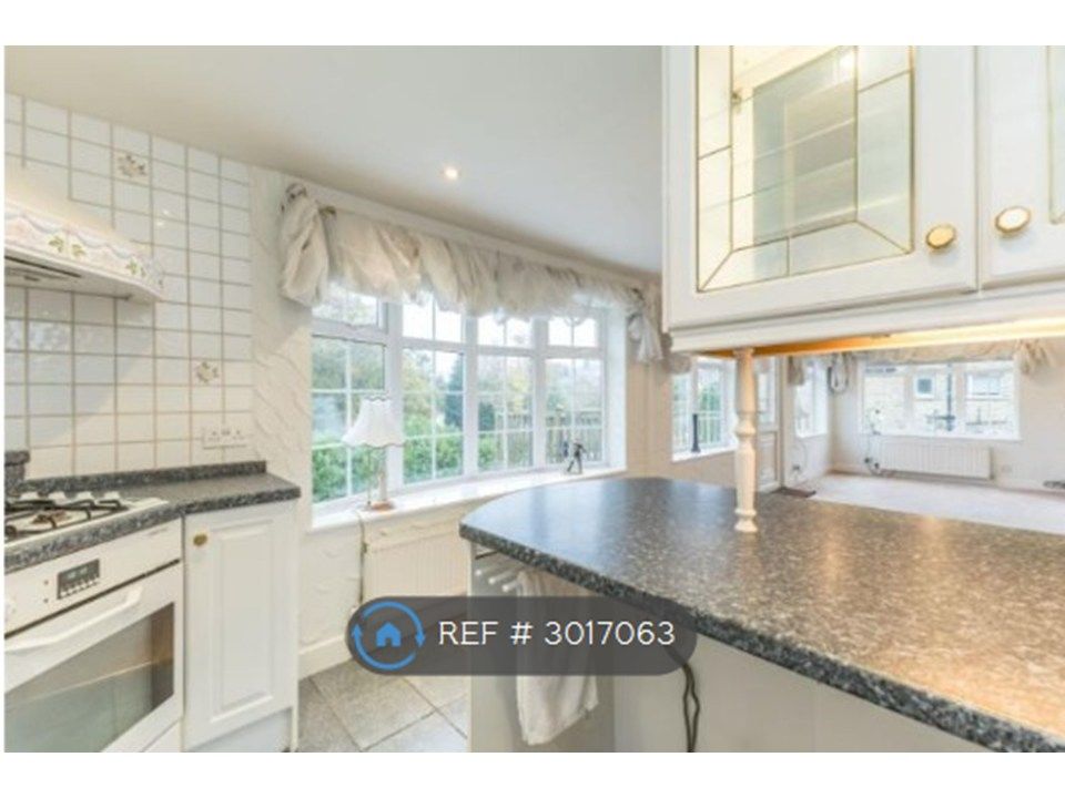 Property photo 3 of 12 Kitchen