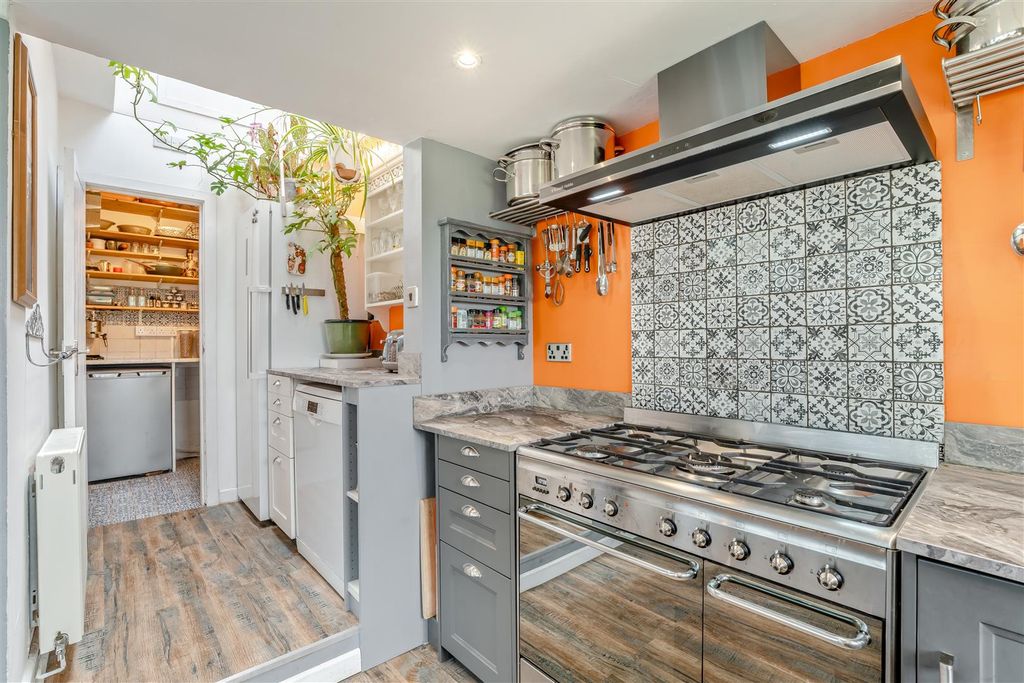 Property photo 3 of 27