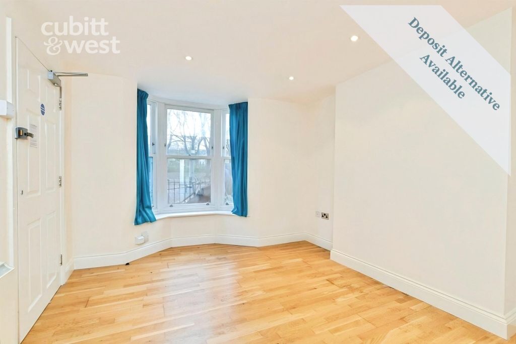 Property photo 3 of 10 Lounge