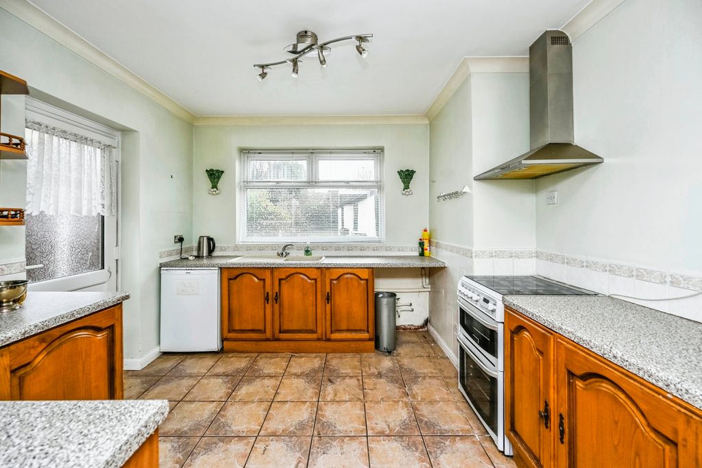 Property photo 3 of 17 Kitchen