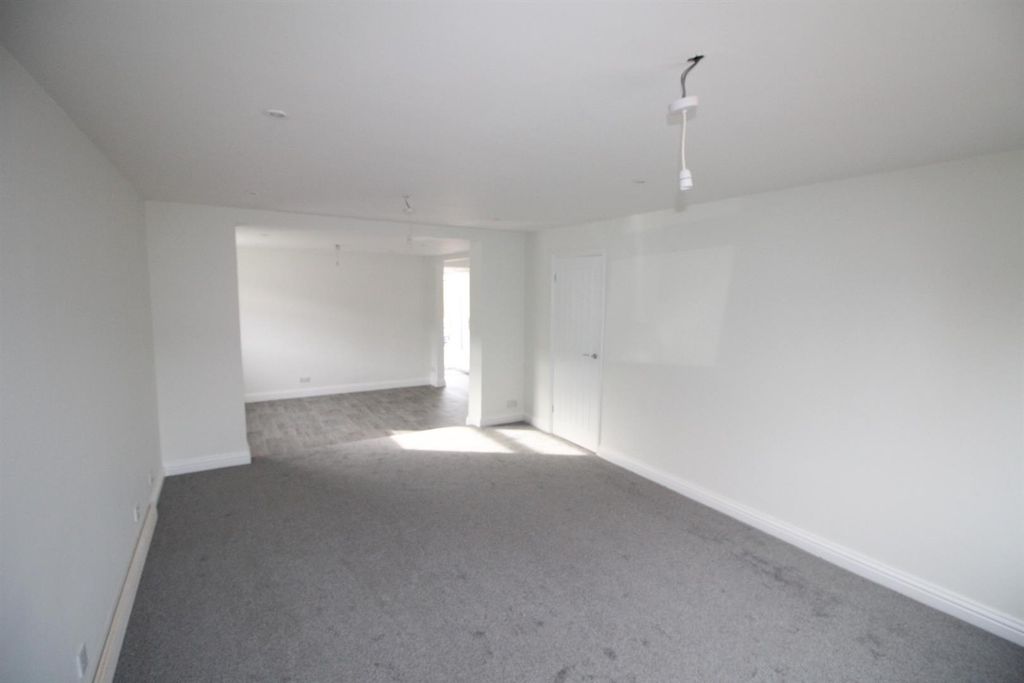 Property photo 3 of 15 Lounge