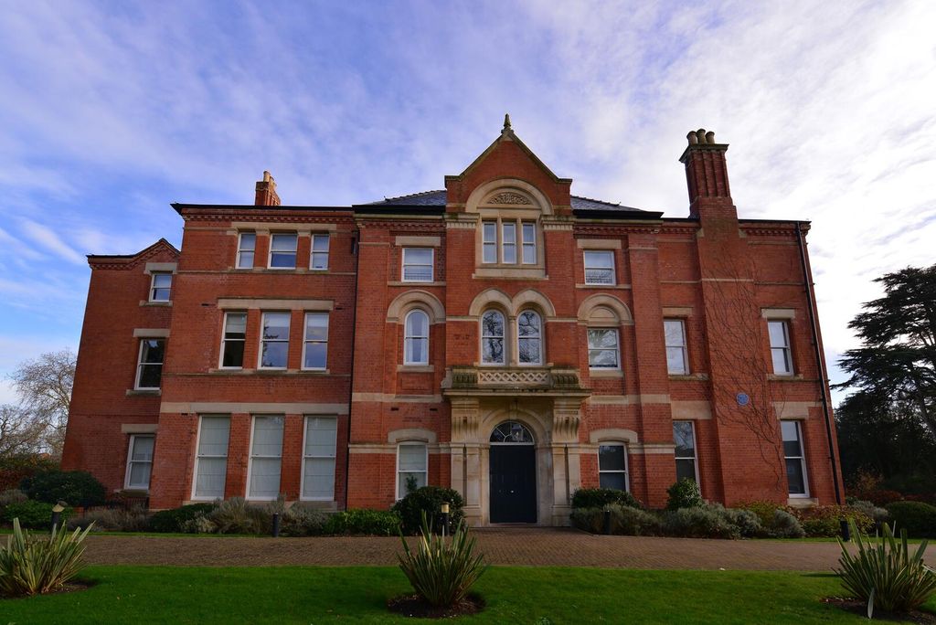 Property photo 2 of 19 Front (Exterior)