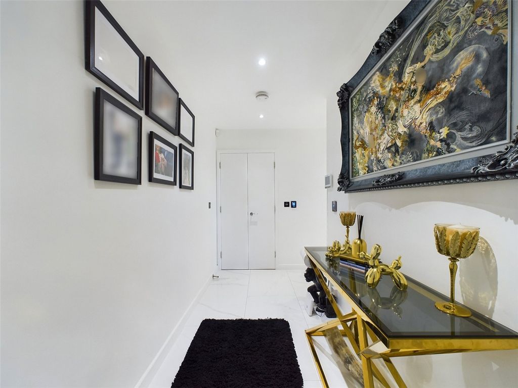 Property photo 2 of 14 Hallway