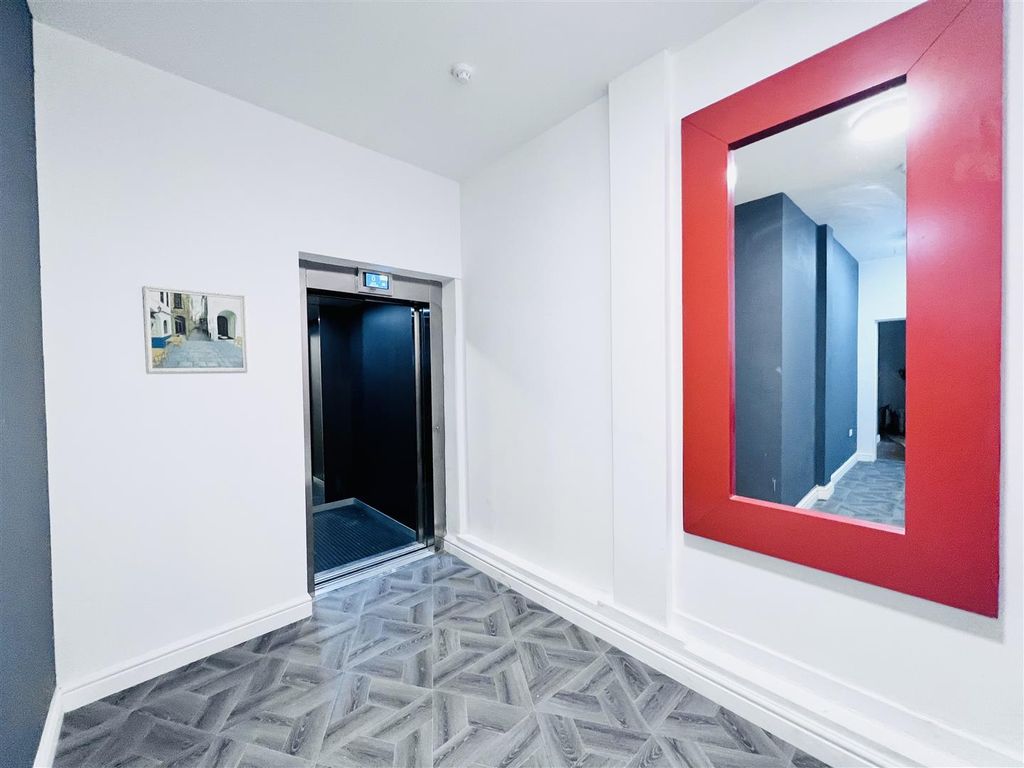 Property photo 3 of 4 Lifts
