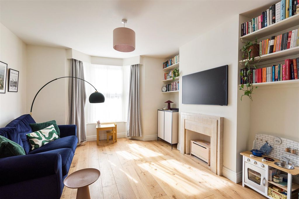 Property photo 2 of 28 Victoria Road, E17