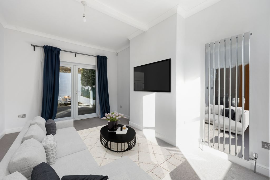 Property photo 3 of 18 Gallery