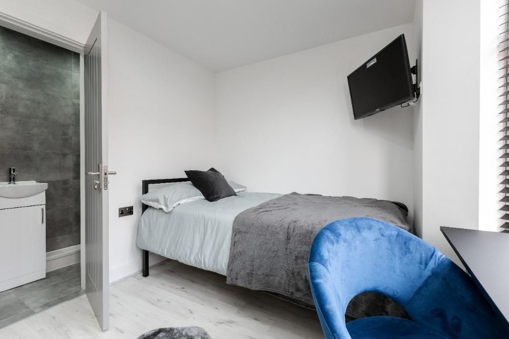 Property photo 1 of 15 Spacious And Modern Master Bedroom Featuring A Com...