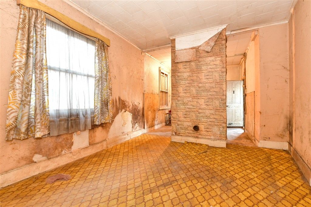 Property photo 3 of 8 Lounge