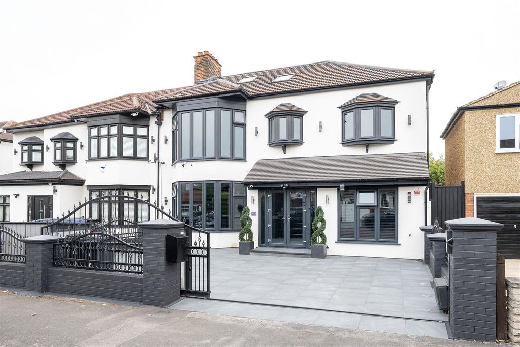 Property photo 1 of 43 Byron Avenue, E18