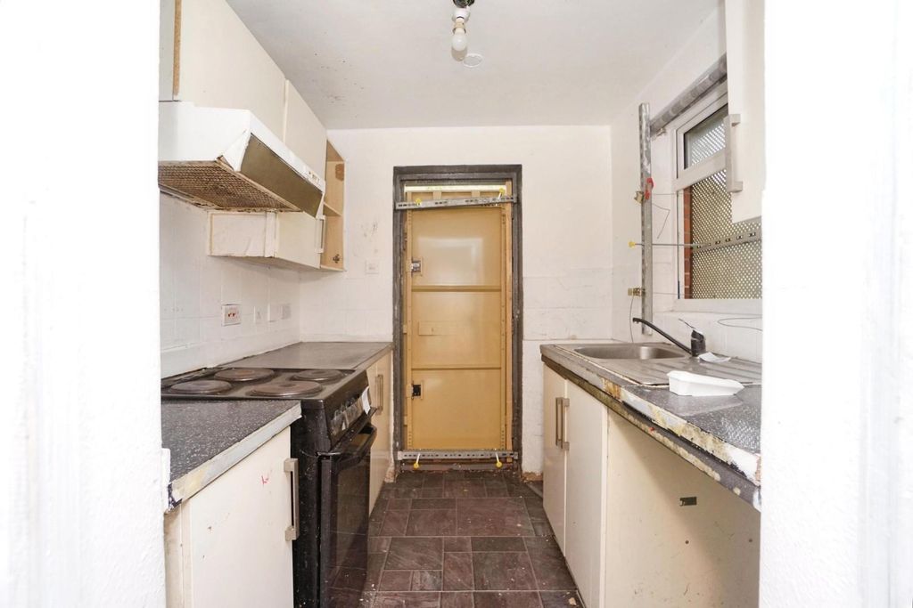 Property photo 3 of 16 Kitchen