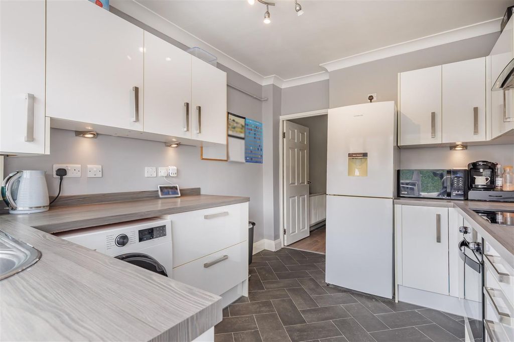 Property photo 3 of 16 10 Queens Road (9).Jpg