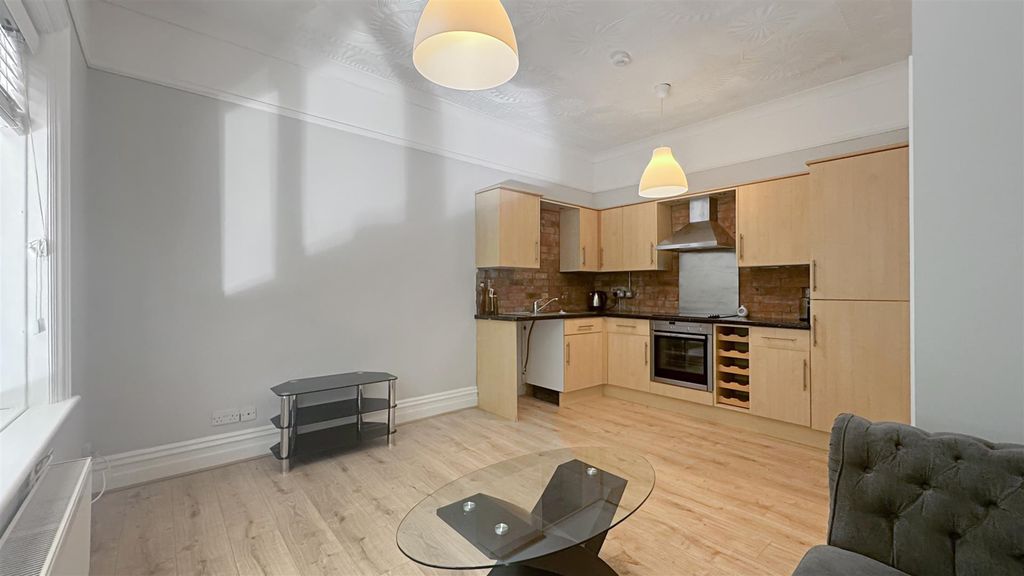Property photo 3 of 10 Kitchen Lounge