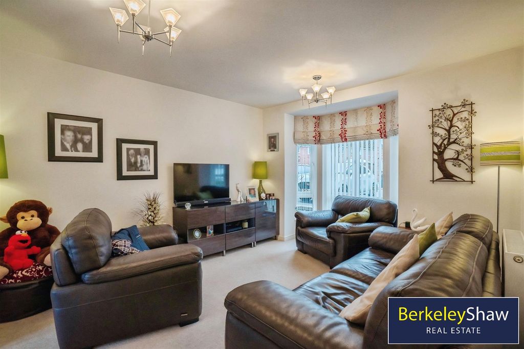 Property photo 3 of 24 Living Room