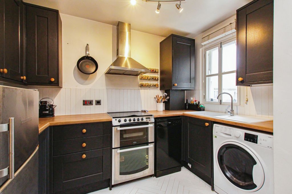 Property photo 3 of 15 Kitchen