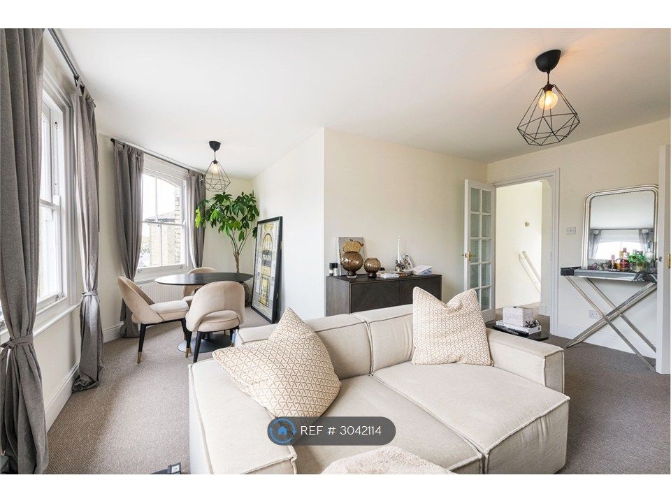 Property photo 1 of 12 Stunning Living Room