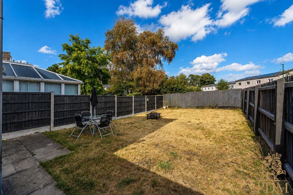 Property photo 2 of 11 74 Britannia Avenue  (4 Of 19).Jpg