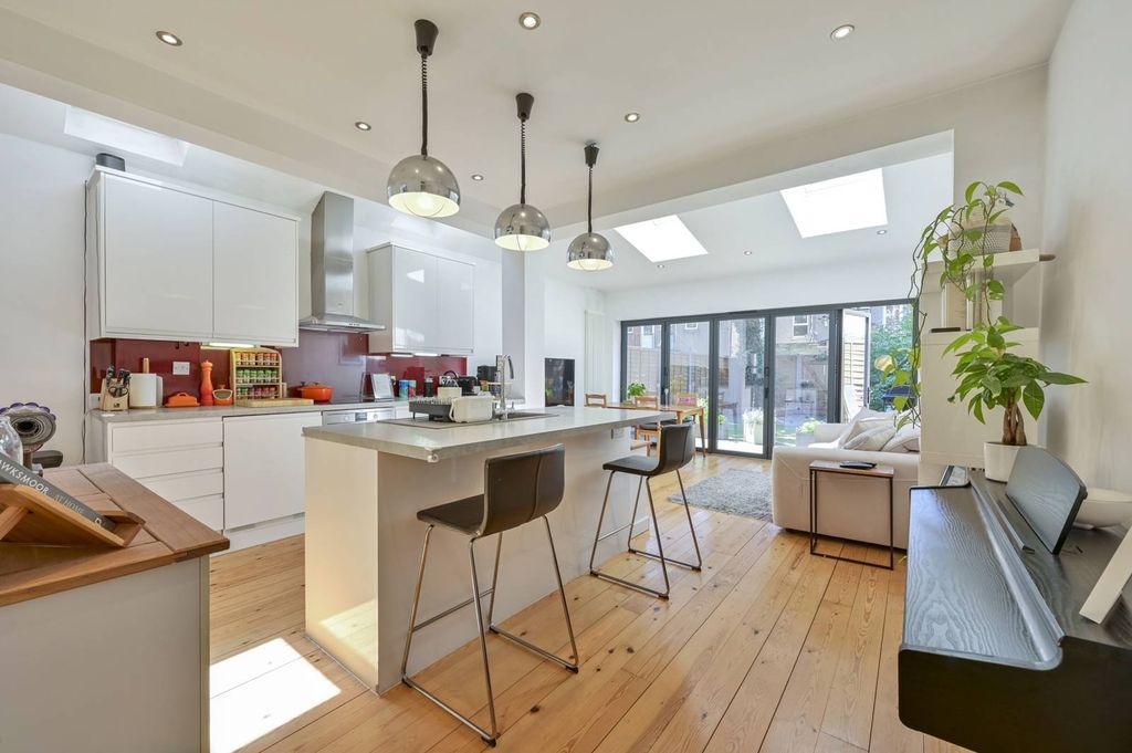 Property photo 2 of 11