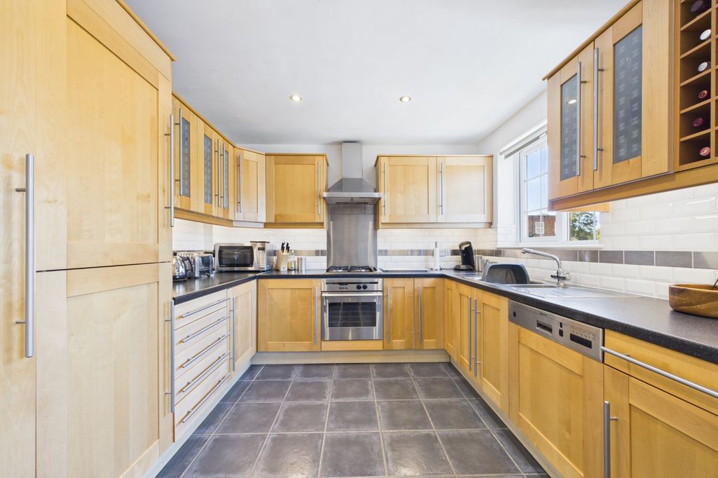 Property photo 2 of 16 Picture No. 12