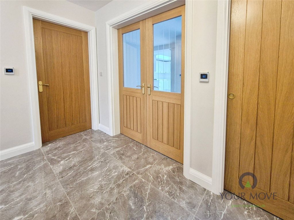 Property photo 3 of 23 Entrance Hall