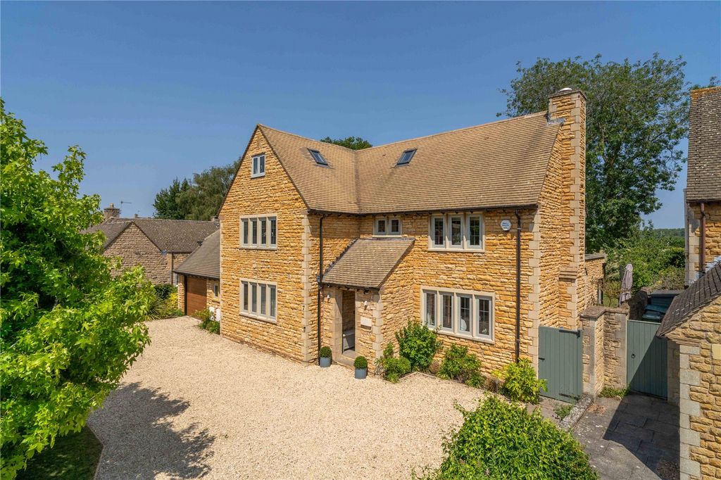 Property photo 1 of 12 7 Cherry Orchard