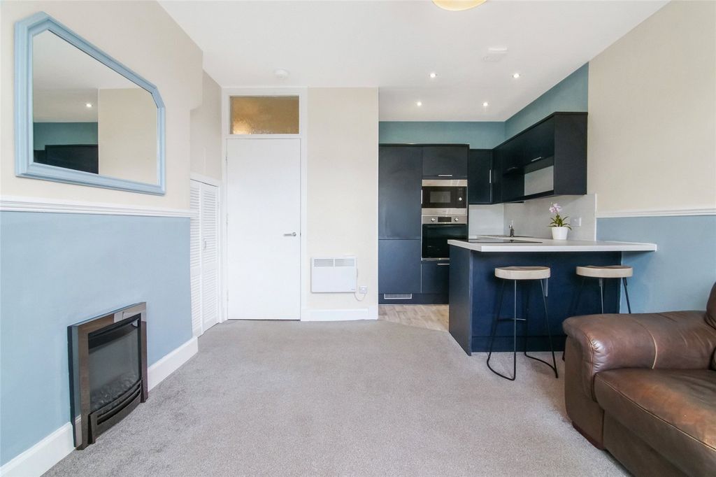 Property photo 3 of 12 Living Room/Kitchen