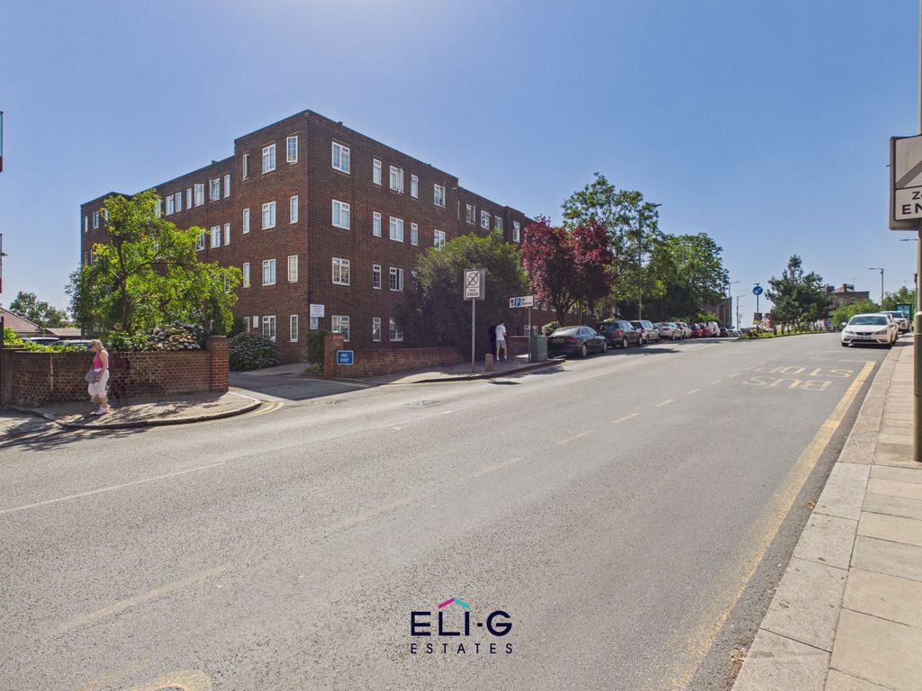 Property photo 1 of 10 Spacious One Bed Flat For Sale Burnham Court, London Nw4
