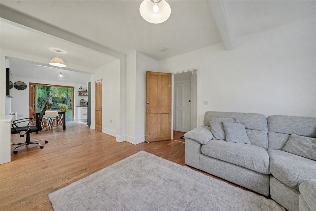 Property photo 3 of 13 55 Westcott Crescent W7 1Pl-5.Jpeg