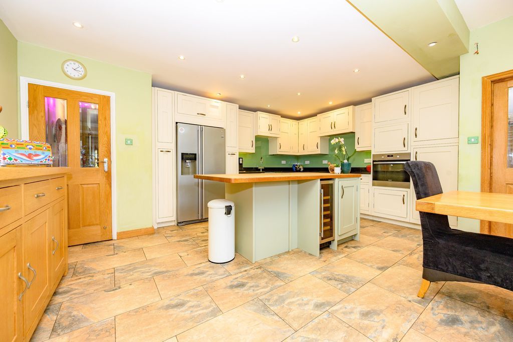 Property photo 3 of 26 Kitchen