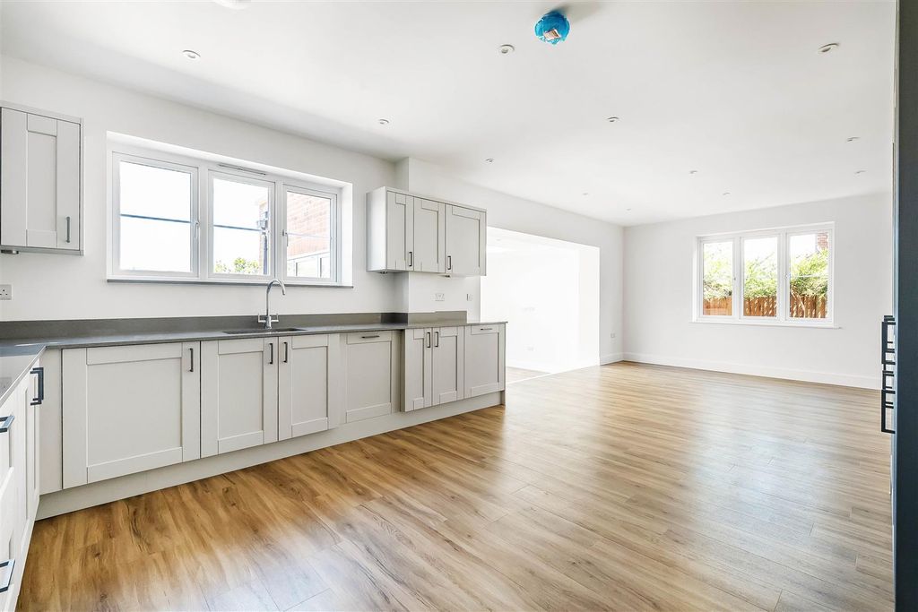 Property photo 3 of 16 Firsdown-11.Jpg