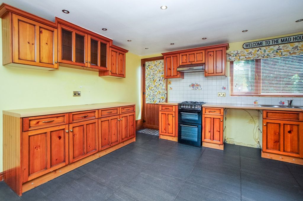 Property photo 2 of 18 Dining Kitchen