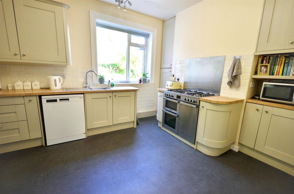Property photo 3 of 30 Kitchen &amp; Breakfast Area