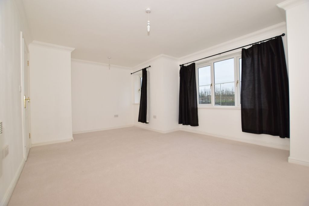 Property photo 3 of 8 Lounge