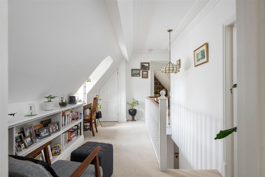 Additional image 17 of 2 bed flat for saleStuart Way, East Grinstead RH19