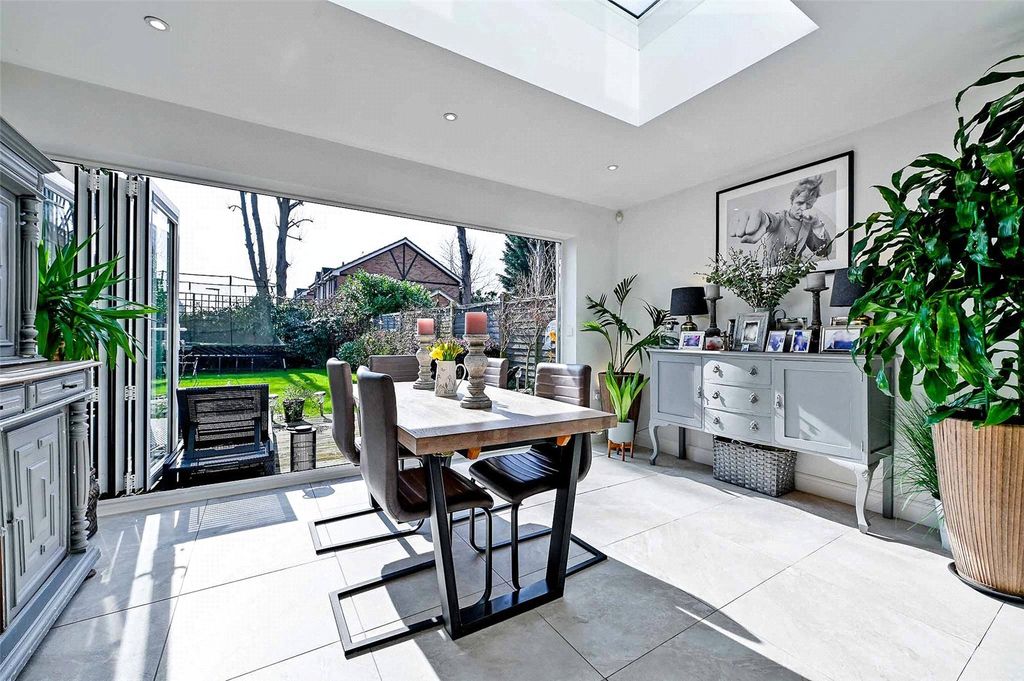 Property photo 3 of 24 Breakfast Room