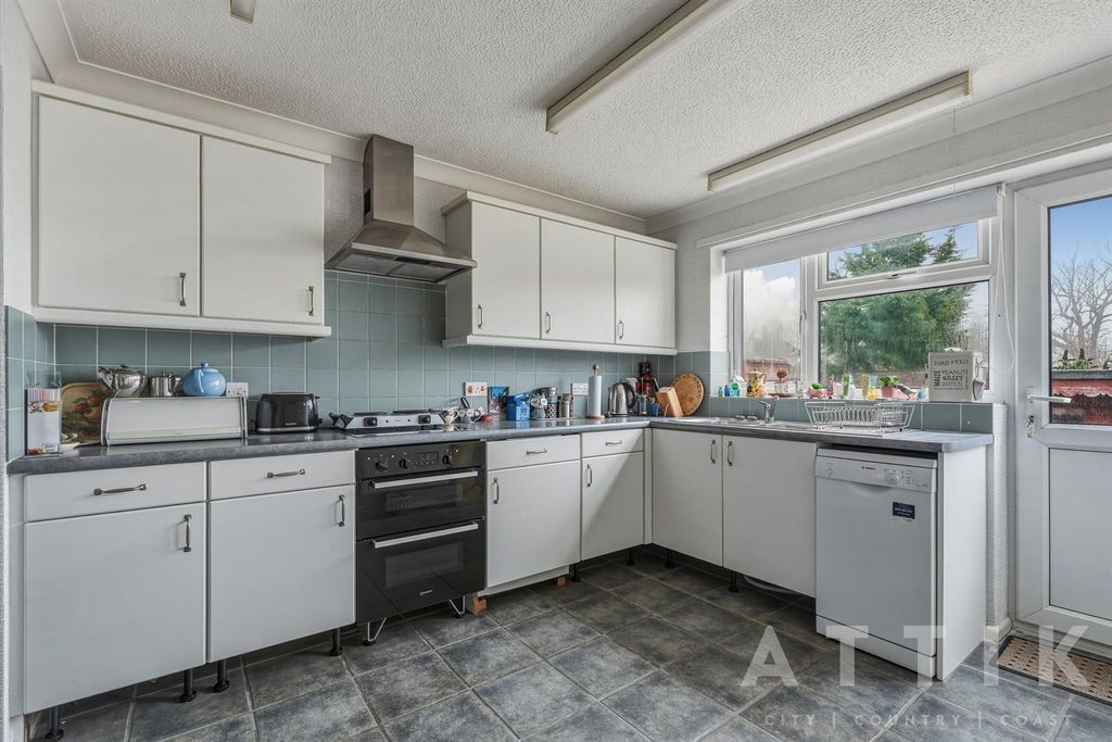 Additional image 4 of 3 bed detached bungalow for salePark Walk, Holton, Halesworth IP19