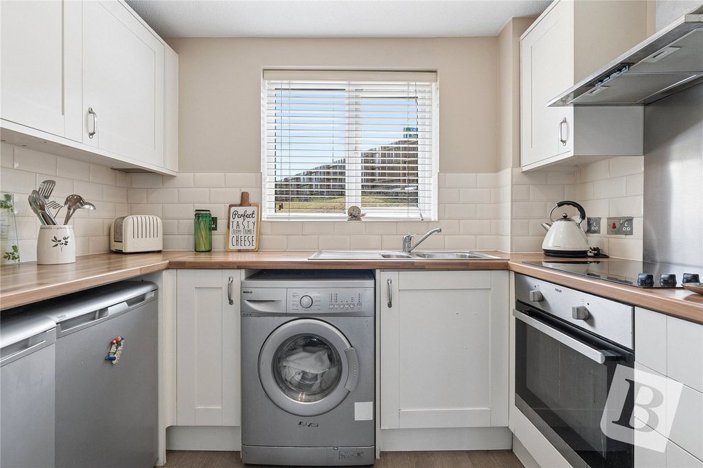 Property photo 3 of 9 Kitchen