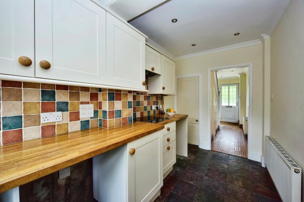 Property photo 3 of 11 Kitchen