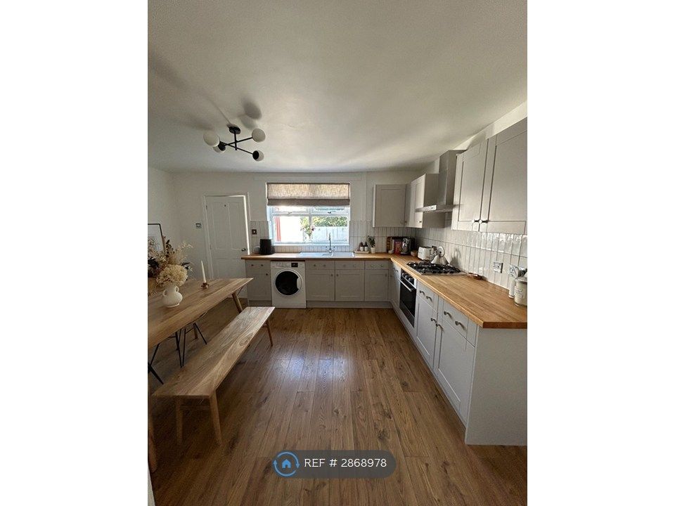 Property photo 3 of 10 Kitchen