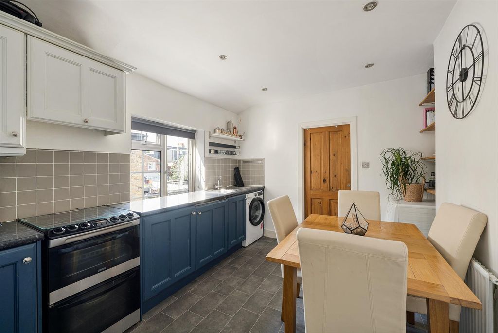 Property photo 3 of 28 Victoria Road, E17